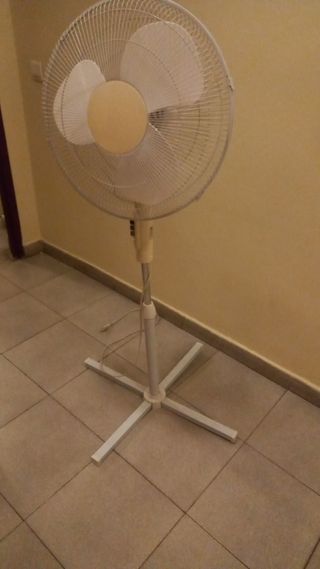Ventilador de pie blanco