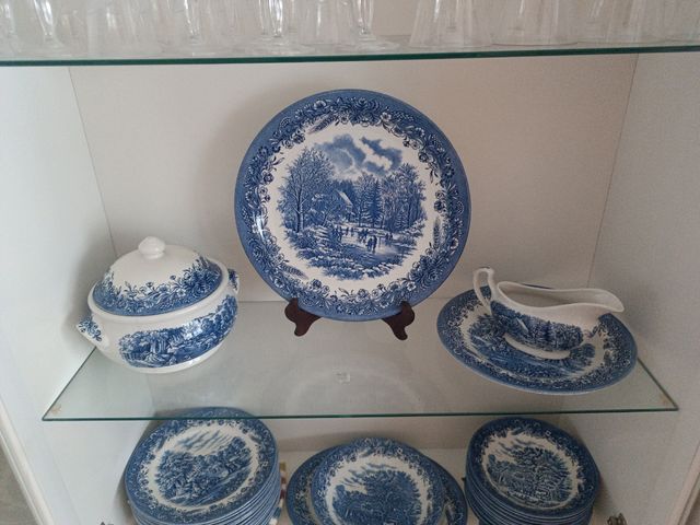 Stoviglie originali Churchill 40 pezzi con una pentola per zuppa.