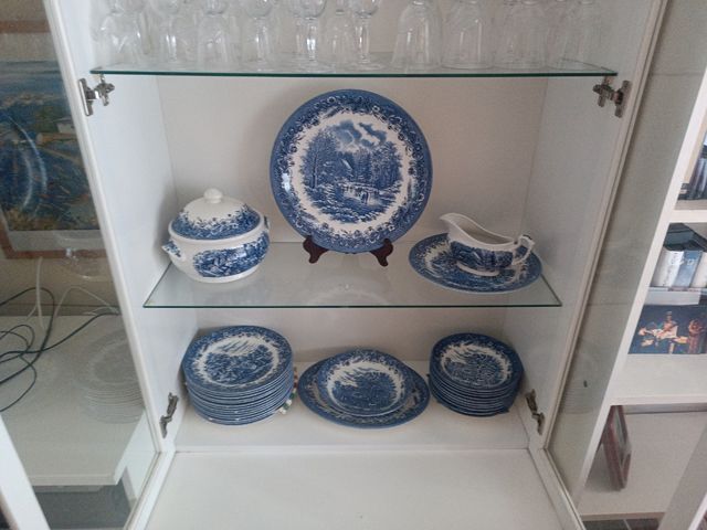 Stoviglie originali Churchill 40 pezzi con una pentola per zuppa.