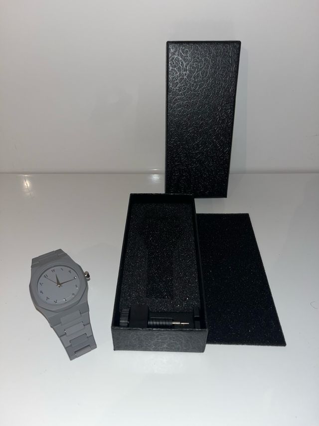 Reloj gris mate con números árabes • Unisex • Nuev