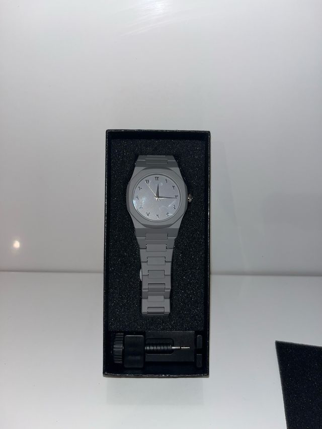 Reloj gris mate con números árabes • Unisex • Nuev
