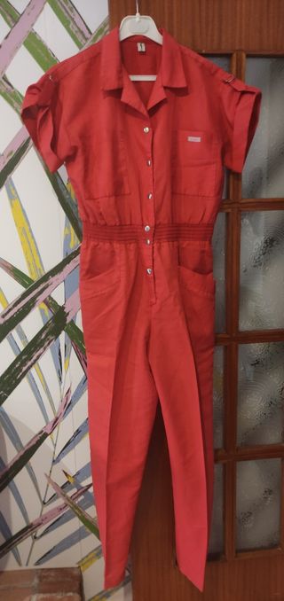 Mono rojo tejido fresco vintage. 

