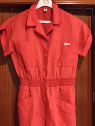 Mono rojo tejido fresco vintage. 

