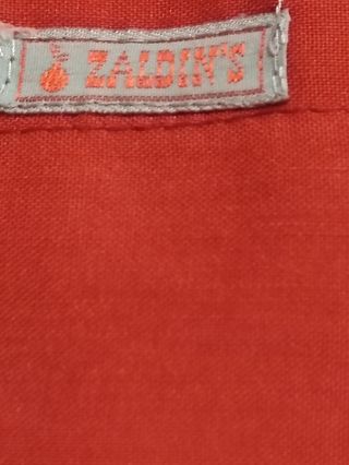 Mono rojo tejido fresco vintage. 

