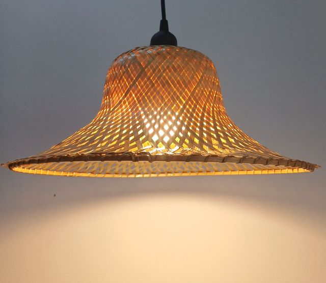 Lampada in bambù stile cappello