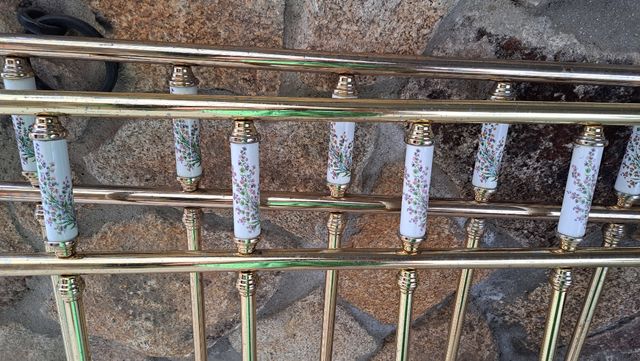 Cabeceros de Cama Dorados con Detalles de Porcelan