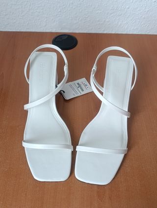 Sandalias de tacón blacas Pull&Bear