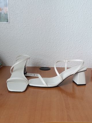 Sandalias de tacón blacas Pull&Bear