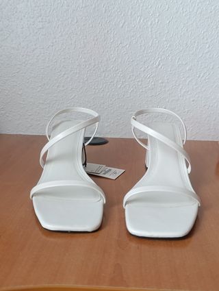 Sandalias de tacón blacas Pull&Bear