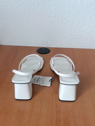 Sandalias de tacón blacas Pull&Bear