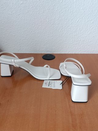 Sandalias de tacón blacas Pull&Bear