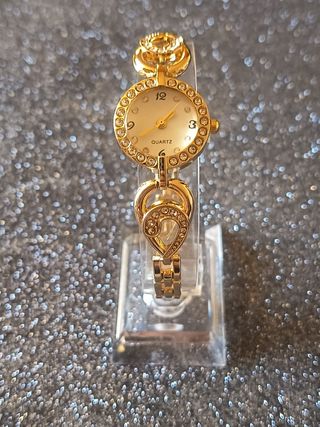 Elegante reloj dorado para mujer