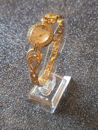 Elegante reloj dorado para mujer