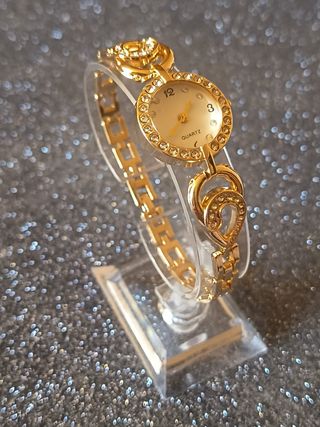 Elegante reloj dorado para mujer