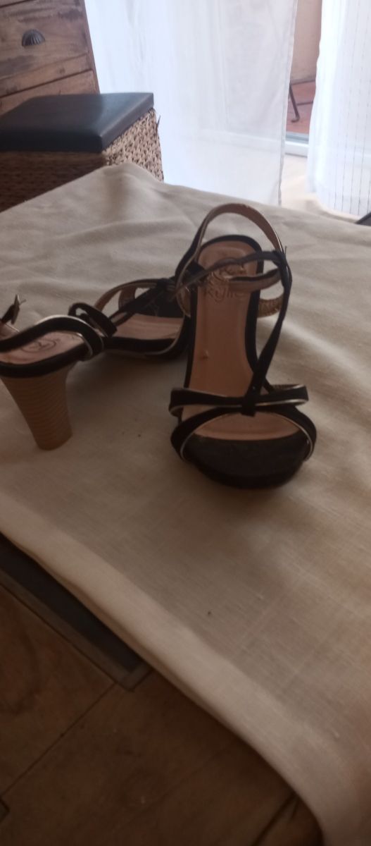 Sandalias tacón negras con detalle dorado