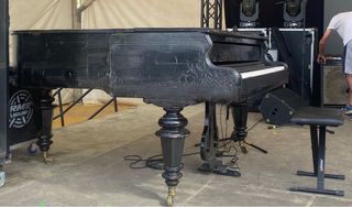 Falso Piano de Cola Negro