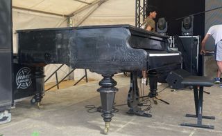 Falso Piano de Cola Negro