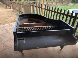 Falso Piano de Cola Negro