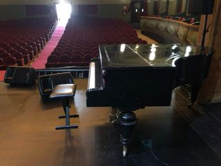 Falso Piano de Cola Negro