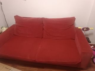 Sofá de tela rojo