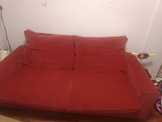 Sofá de tela rojo