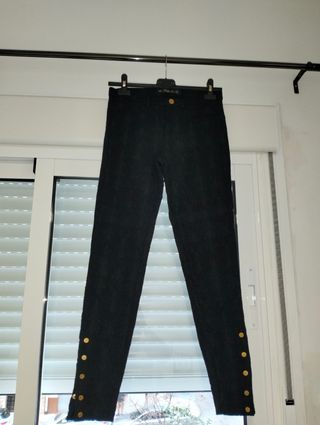 Pantalón pitillo Zara negro con botones