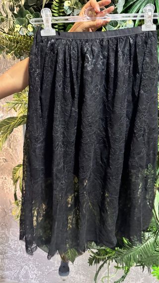 Falda midi de encaje negra