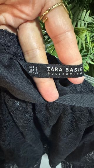 Falda midi de encaje negra
