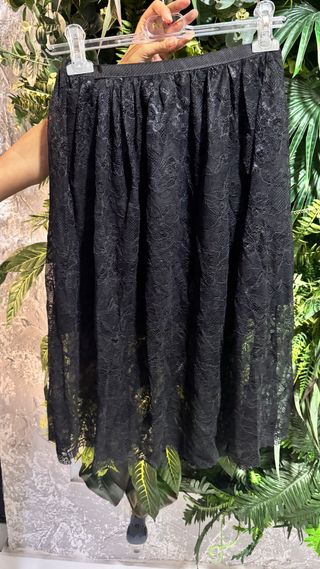 Falda midi de encaje negra