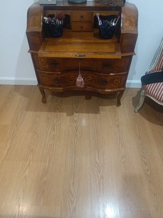 Escritorio de madera con cajones