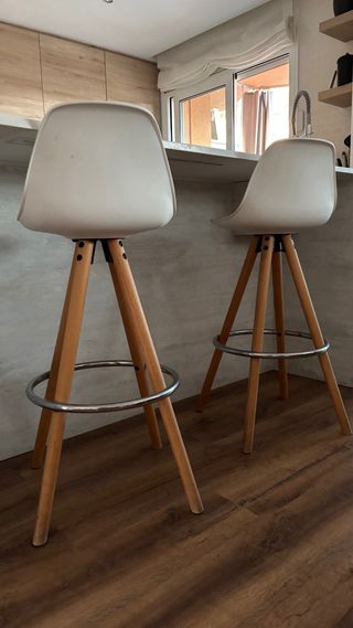 2 Taburetes nórdicos de cocina, en blanco y madera