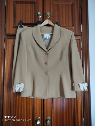 Traje Chaqueta y Falda Guiomar Talla 44 Beige. 