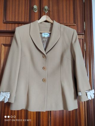 Traje Chaqueta y Falda Guiomar Talla 44 Beige. 