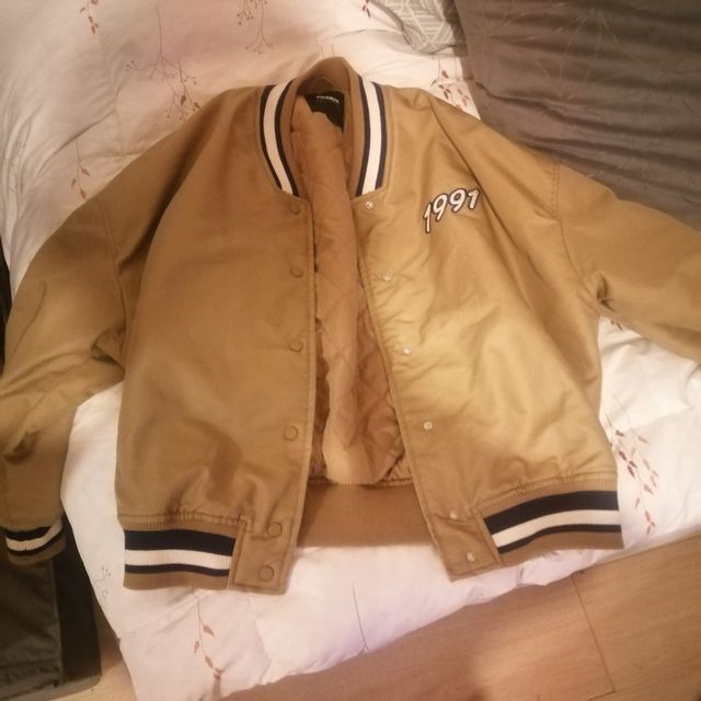 Chaqueta bomber Pull&Bear beige y marrón