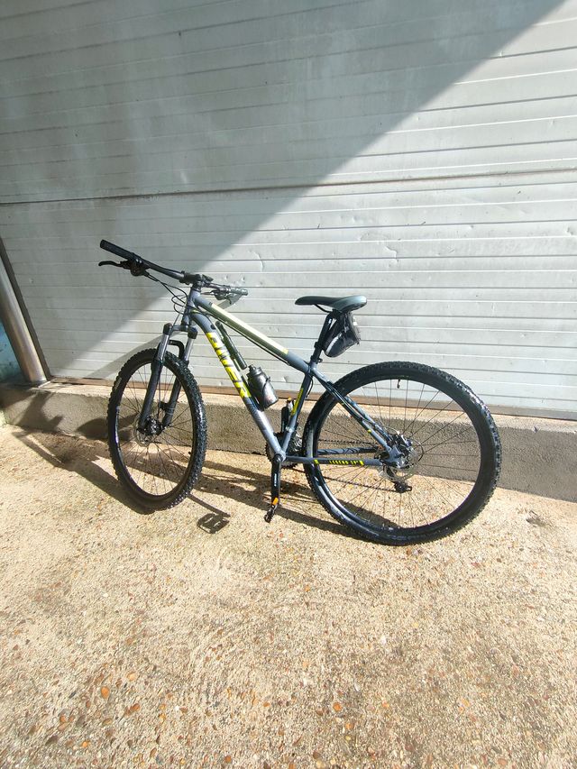 Bicicleta de montaña gris y amarilla