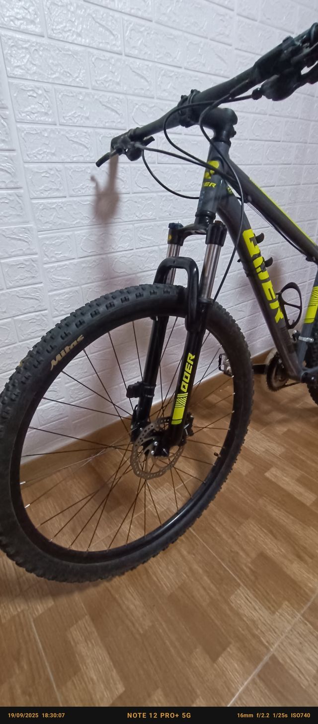 Bicicleta de montaña gris y amarilla