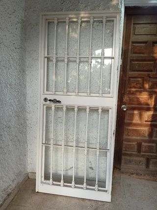 Puerta de hierro con 2 ventanas