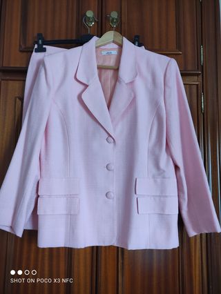 Traje chaqueta y falda rosa talla 44