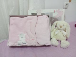 Sábana para minicuna del bebé pelito rosa.