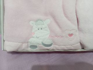 Sábana para minicuna del bebé pelito rosa.