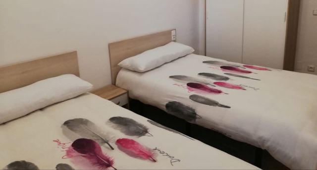 Edredón con estampado de plumas