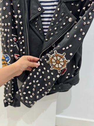 Chaqueta Zara tachuelas y parches