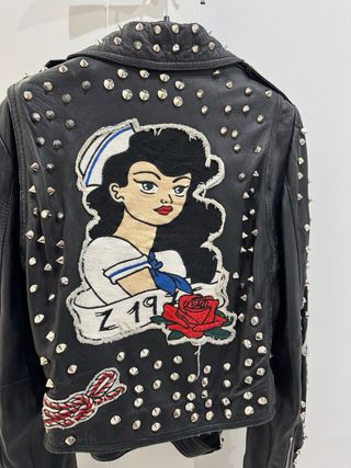 Chaqueta Zara tachuelas y parches