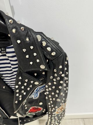 Chaqueta Zara tachuelas y parches