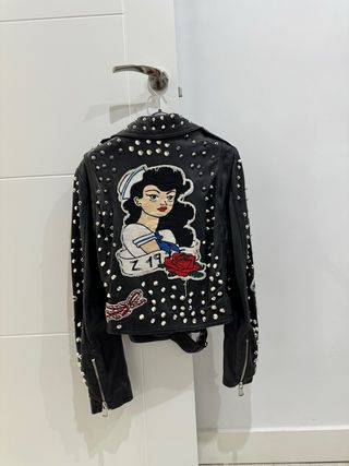 Chaqueta Zara tachuelas y parches