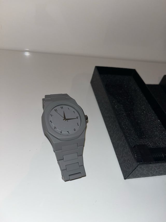 Reloj gris mate con números árabes • Unisex • Nuev