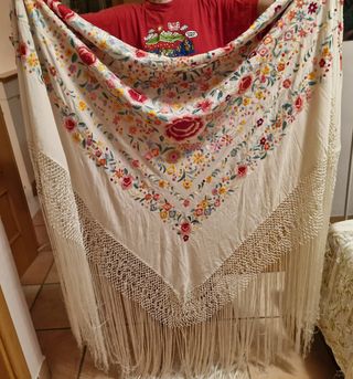 Manton de Manila bordado a mano multicolor flecos