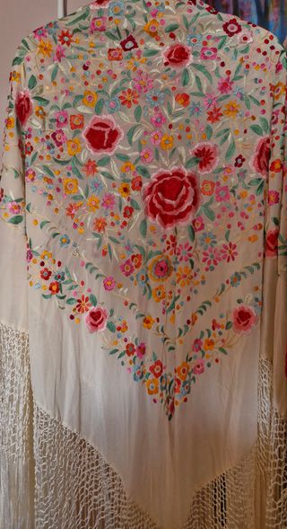 Manton de Manila bordado a mano multicolor flecos