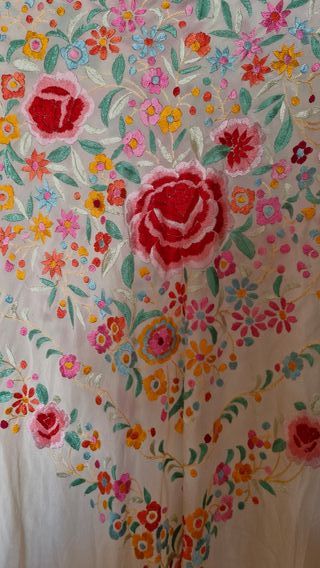 Manton de Manila bordado a mano multicolor flecos