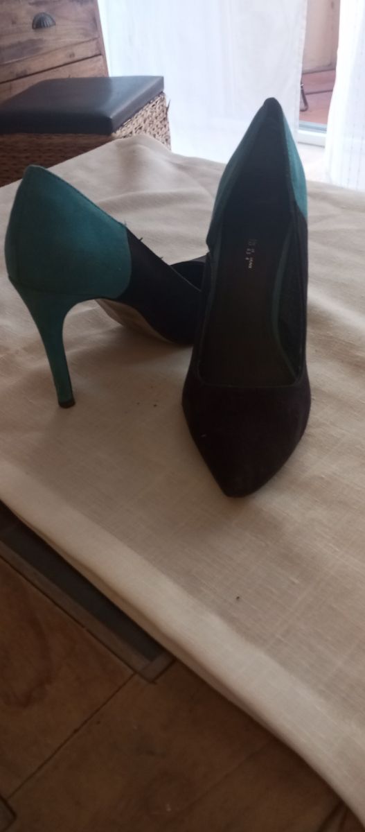 Zapatos de tacón azul marino y celeste